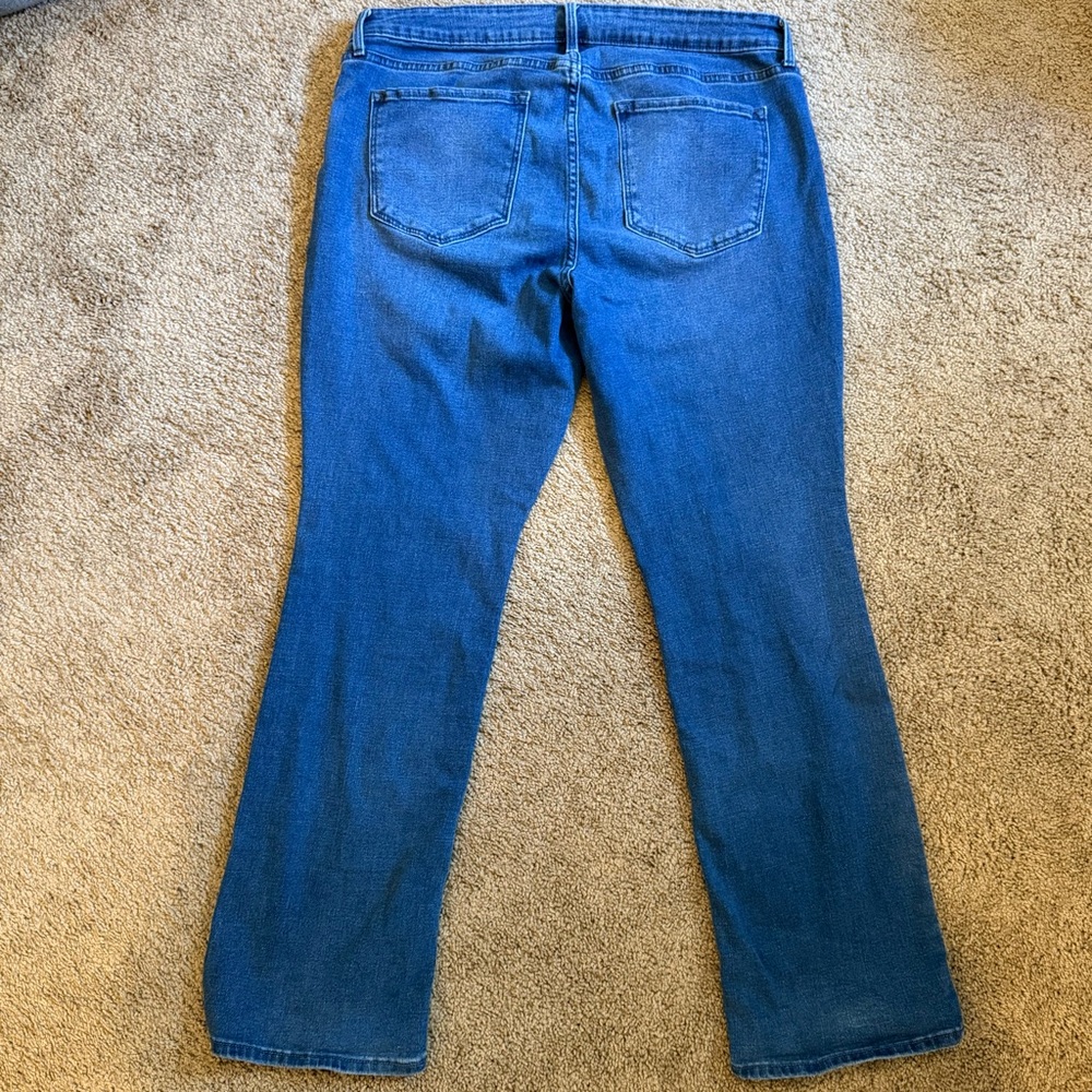 Old Navy Mid Rise Wow Boot-Cut Jeans Size 16 Medium Wash - Picture 3 of 5